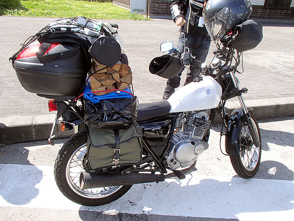 薪を積んだグラストラッカー